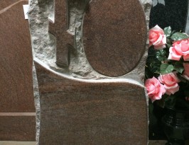 Вертикальный памятник из гранита (питкяранта), скальный, с цветником